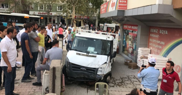 Kontrolden çıkan kamyonet kaldırımdaki yayaları ezdi