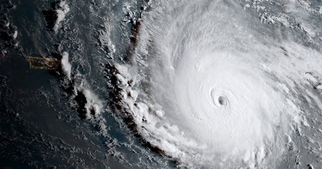 Korkulan oldu!  Irma Kasırgası 295 kilometre hızla karaya çıktı