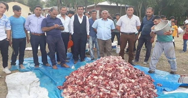 Kurbanların etlerini kurban kesen kesmeyen herkese eşit dağıttılar