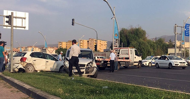 Malatya&#039;da kaza: 2&#039;si bebek 12 yaralı