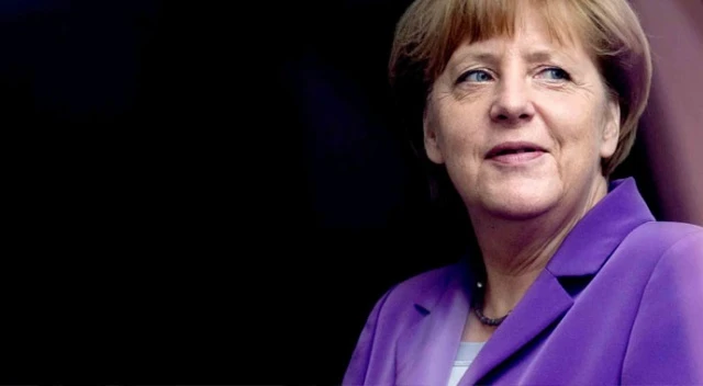 Merkel'e domatesli saldırı