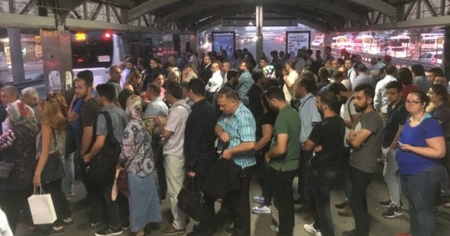 Metrobüs duraklarında okul yoğunluğu