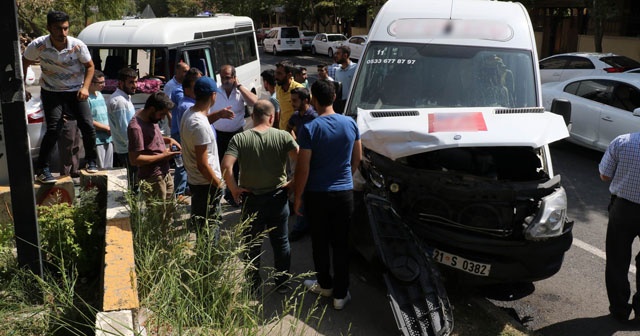 Okul servisi ile yolcu minibüsü çarpıştı: 3’ü öğrenci 7 yaralı