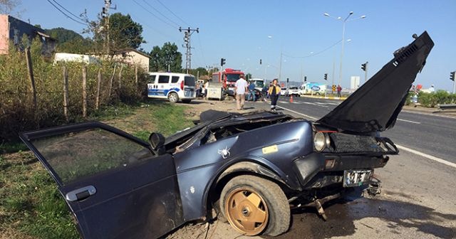 Ordu&#039;da otobüsün çarptığı otomobil ikiye bölündü