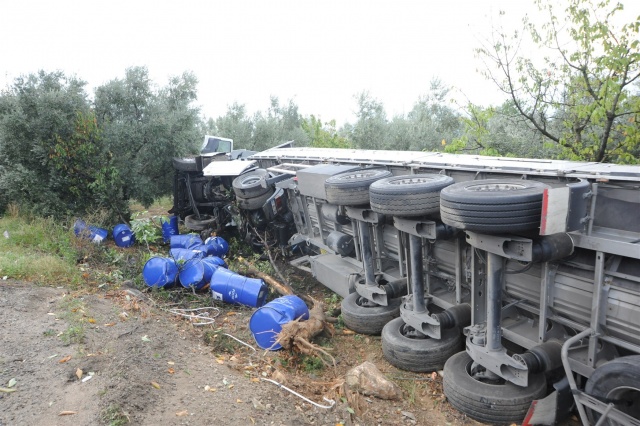 Otomobili biçen tır devrildi: 1 ölü, 1 yaralı