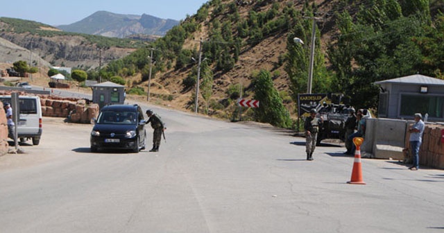 PKK’lı teröristler araç yaktı, Tunceli-Pülümür yolu trafiğe kapandı