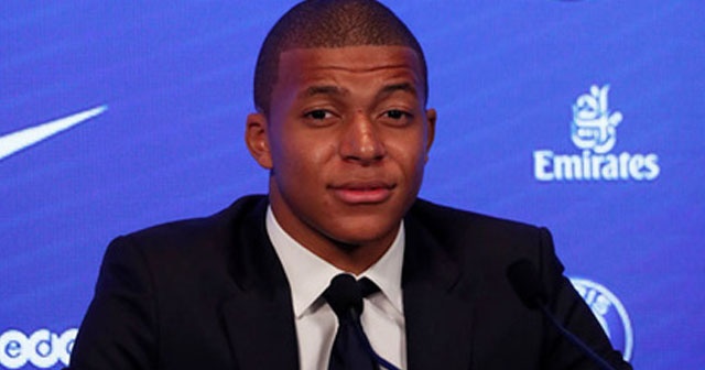 PSG yeni transferi Mbappe için imza töreni düzenledi