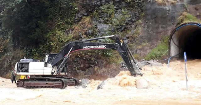 Rize'de dereler taştı, karayolu ulaşıma kapandı