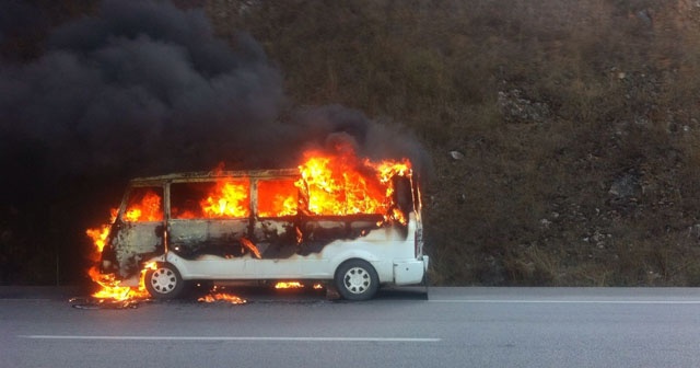 Servis minibüsü alev alev yandı