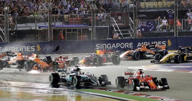 Singapur GP&#039;si tarihe geçti! Pilotlar birbirine girdi