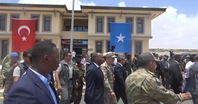 Türk askerî üssünün açılışında Somalili askerler Türkçe şarkı söyledi