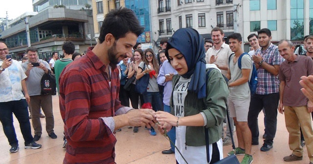 Taksim Meydanı’ndaki evlilik teklifi renkli görüntüler oluşturdu