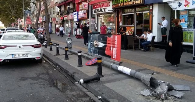 Taksinin çarptığı direk yayaların üzerine devrildi