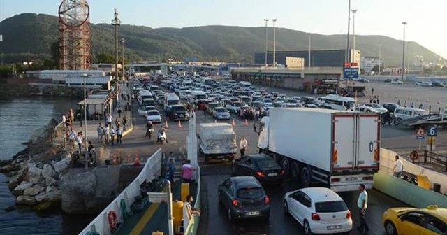 Topçular Feribot İskelesi'nde araç yoğunluğu oluştu