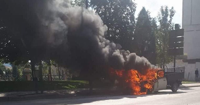 Trafikte seyreden araç alev alev yandı