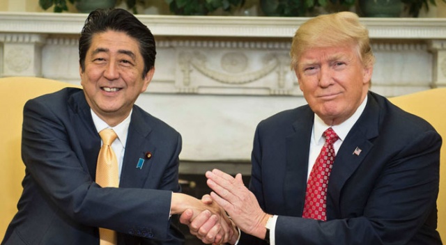 Trump ve Abe, Kuzey Kore&#039;ye karşı birlik mesajı verdi