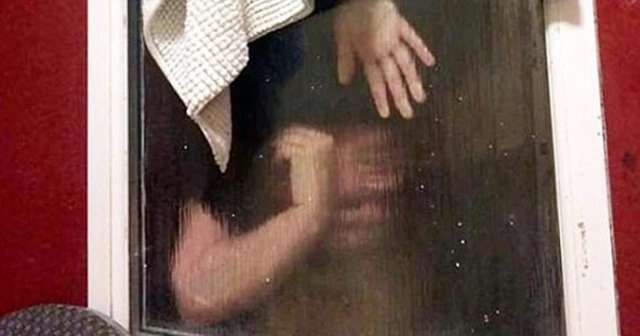 Tuvalette kabus! Genç kız pencereye sıkıştı ve