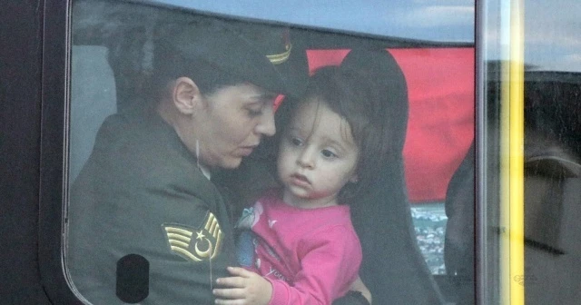 Yürek yakan görüntü, şehit babasına son kez baktı