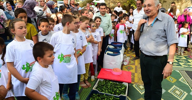 Yüz çocukla turşu kurma rekoru kırıldı