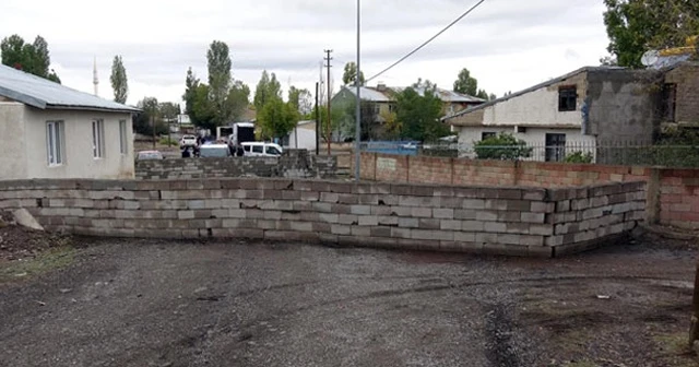 'Tapulu arazi' dedi, yolu trafiğe kapattı