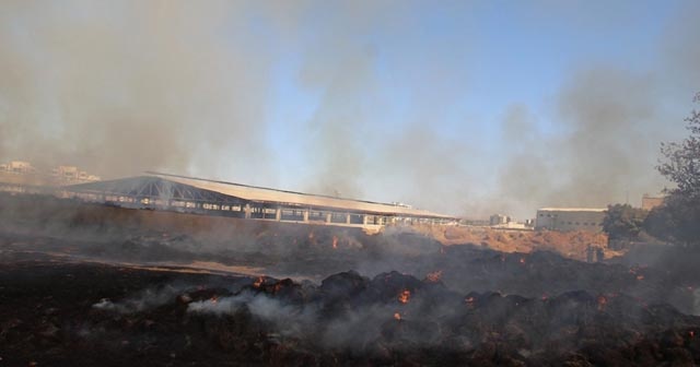 150 ton saman balyası kül oldu