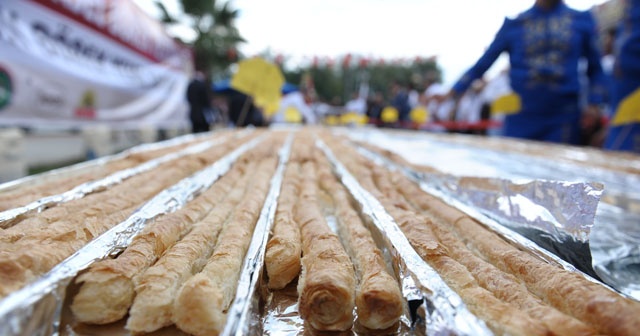 8 dakikada 10 metre börek yedi