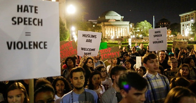 ABD&#039;de İngiliz ırkçısı protesto edildi