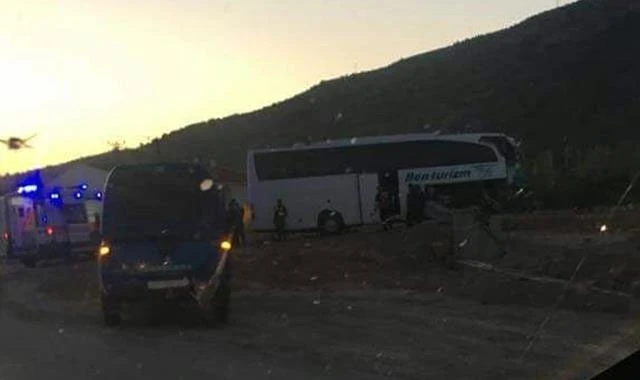 Afyonkarahisar'da tur otobüsü ile tır çarpıştı!