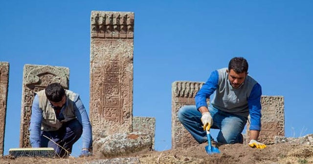 Ahlat Selçuklu Mezarlığında yeni mezarlar gün yüzüne çıkarıldı