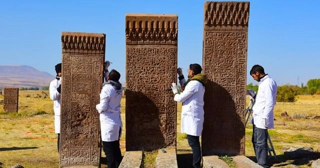 Ahlat'taki Selçuklu mezarlığında 600 mezar taşı düzeltildi
