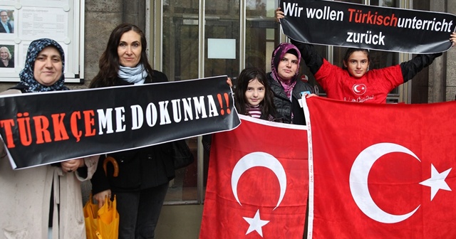 Almanya&#039;da &#039;Türkçeme dokunma&#039; protestosu