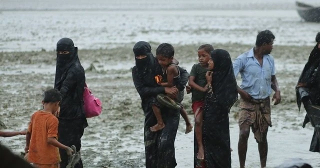 Arakanlı Müslümanları taşıyan tekne alabora oldu: 12 ölü