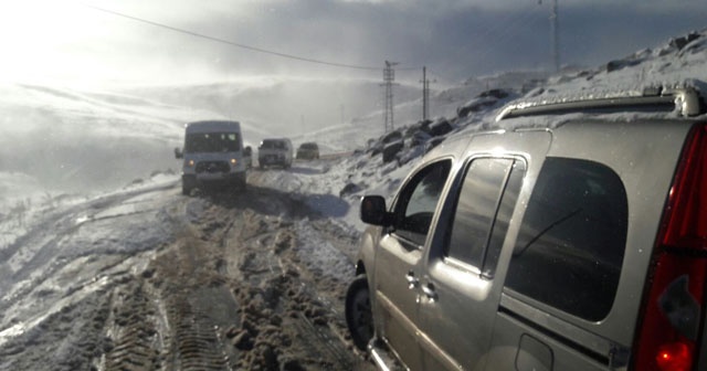 Ardahan’da kar yolları kapattı