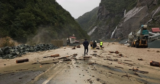 Artvin&#039;de sağanak hayatı olumsuz etkiledi