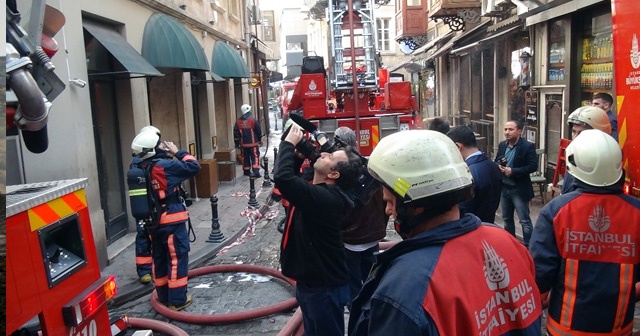 Beyoğlu&#039;nda 6 katlı binada yangın
