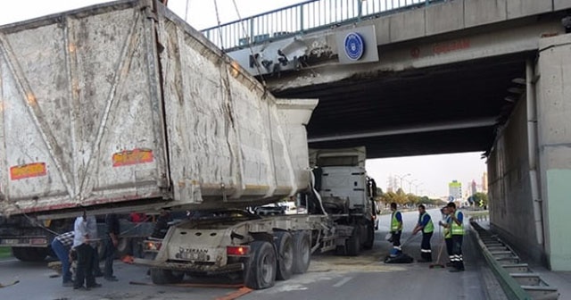 Bursa&#039;da TIR&#039;ın açılan dorsesi köprüye çarptı