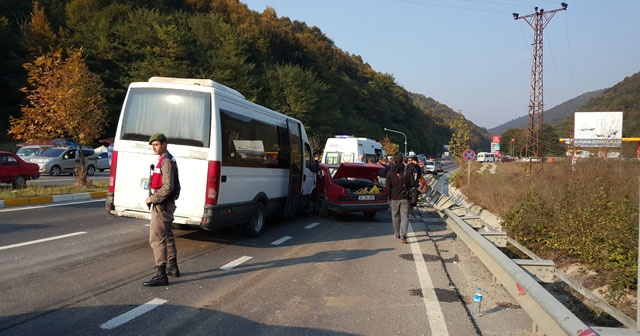 Düzce&#039;de minibüs ile otomobil çarpıştı: 7 yaralı