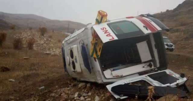 Erzurum'da ambulans şarampole devrildi: 5 yaralı