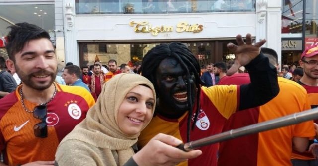 Galatasaraylı taraftarların Gomis sevgisi