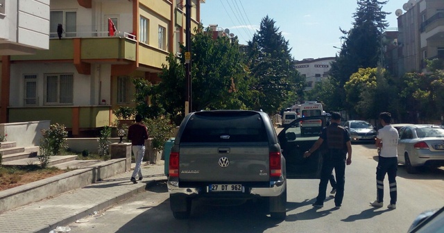 Gaziantep&#039;te bir eve baskına giden polise ateş açıldı