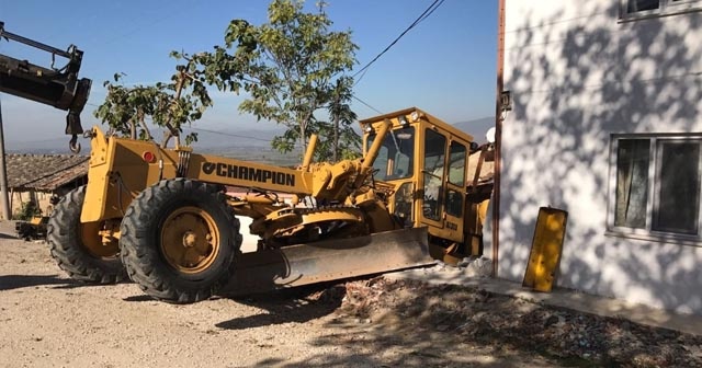 İş makinesi eve girdi, faciadan dönüldü