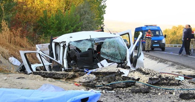 İşçileri taşıyan kamyonet kaza yaptı: 2 ölü, 2 yaralı