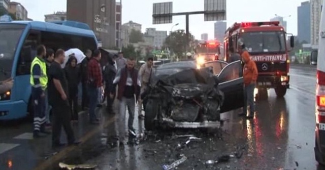 Kadıköy&#039;de lüks otomobil yolcu otobüsüne çarptı