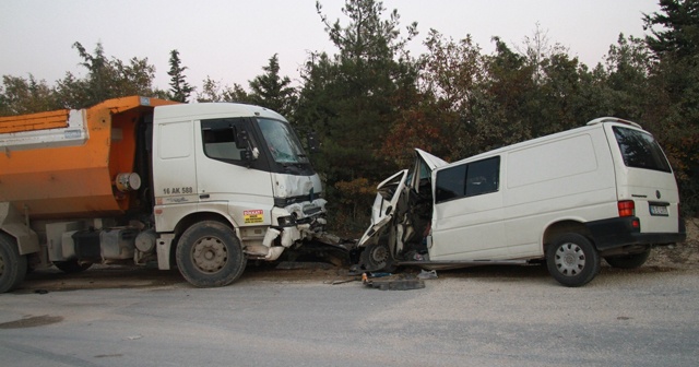 Kamyon ile minibüs kafa kafaya çarpıştı: 1 ölü