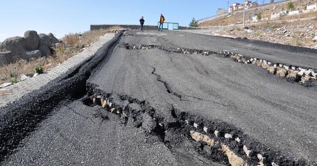 Kars’ta, çöken yol trafiğe kapatıldı