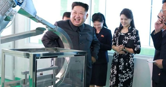 Kim Jong-un eşiyle görüntülendi
