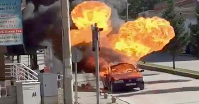 Kırmızı ışıkta bekleyen otomobilin LPG tankı patladı