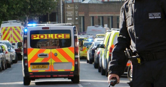 Londra&#039;da bir araç kalabalığın arasına daldı!