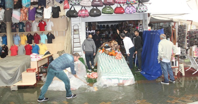 Manavgat’ta ev ve iş yerlerini su bastı, bazı yollar trafiğe kapandı