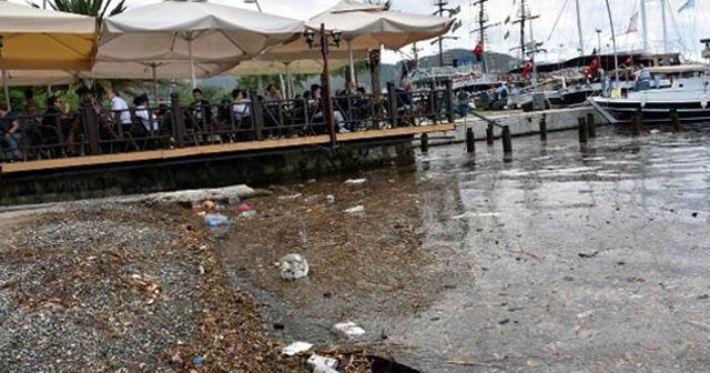 Marmaris&#039;te sağanak yağmurdan sonra sahilde kirlilik